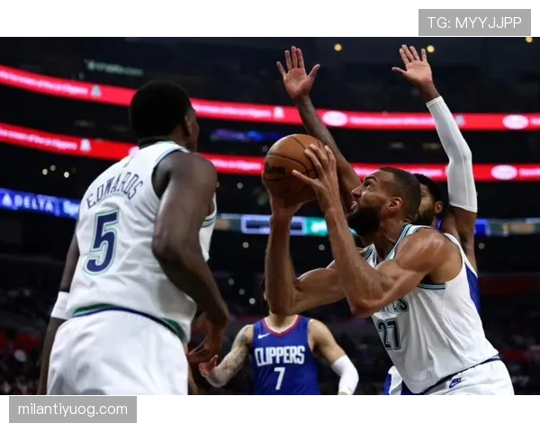 伦纳德挡拆创造错位效率提升，关键时刻得分能力明显优于乔治